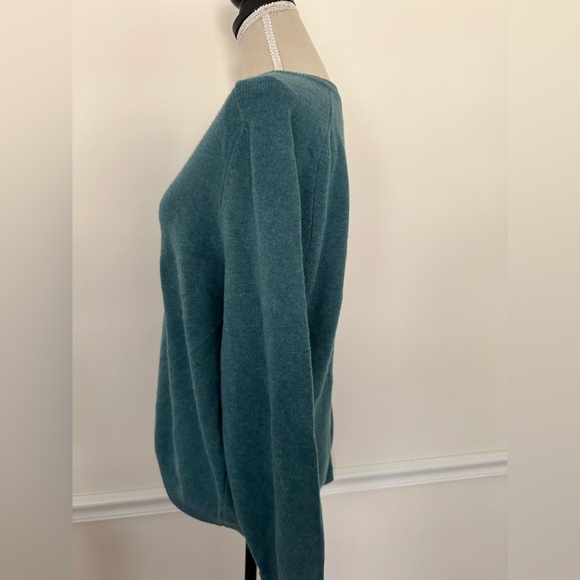 100% Lambswool Men's Teal V-Neck Sweater - Picture 5 of 15
